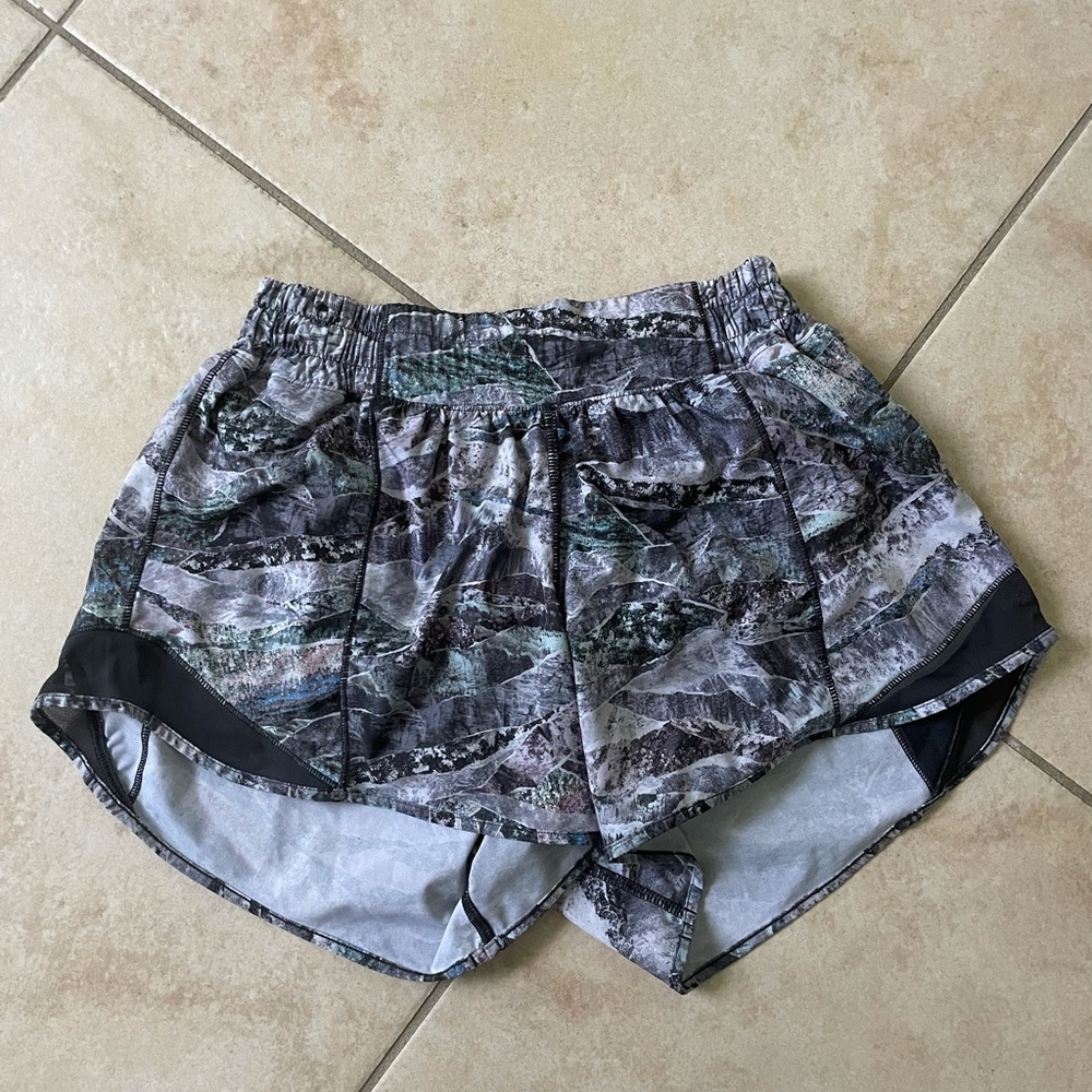Lululemon hotty hot 4inch size 6 multicolor short